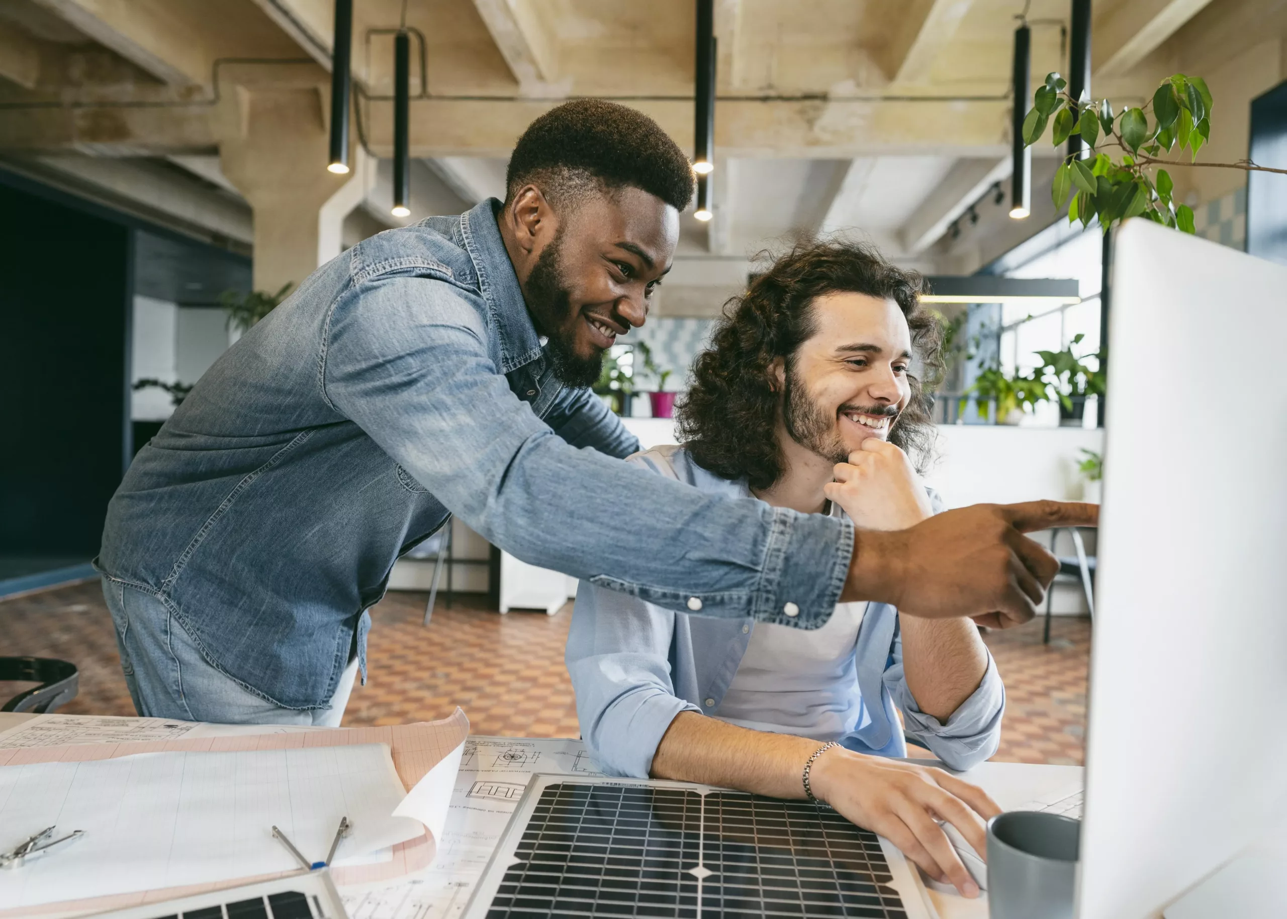 homens olhando para o computador fazendo um levantamento das necessidade de treinamento da sua empresa