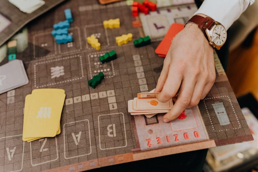 As diferenças entre jogos presenciais e online para treinamentos corporativos